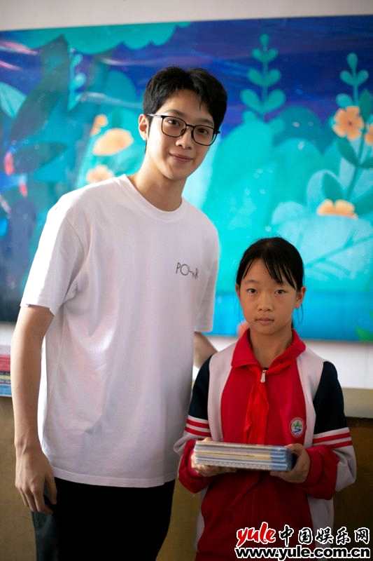  赖冠霖捐书筑梦！与凉山的孩子们共度美好时光 新闻动态 第3张